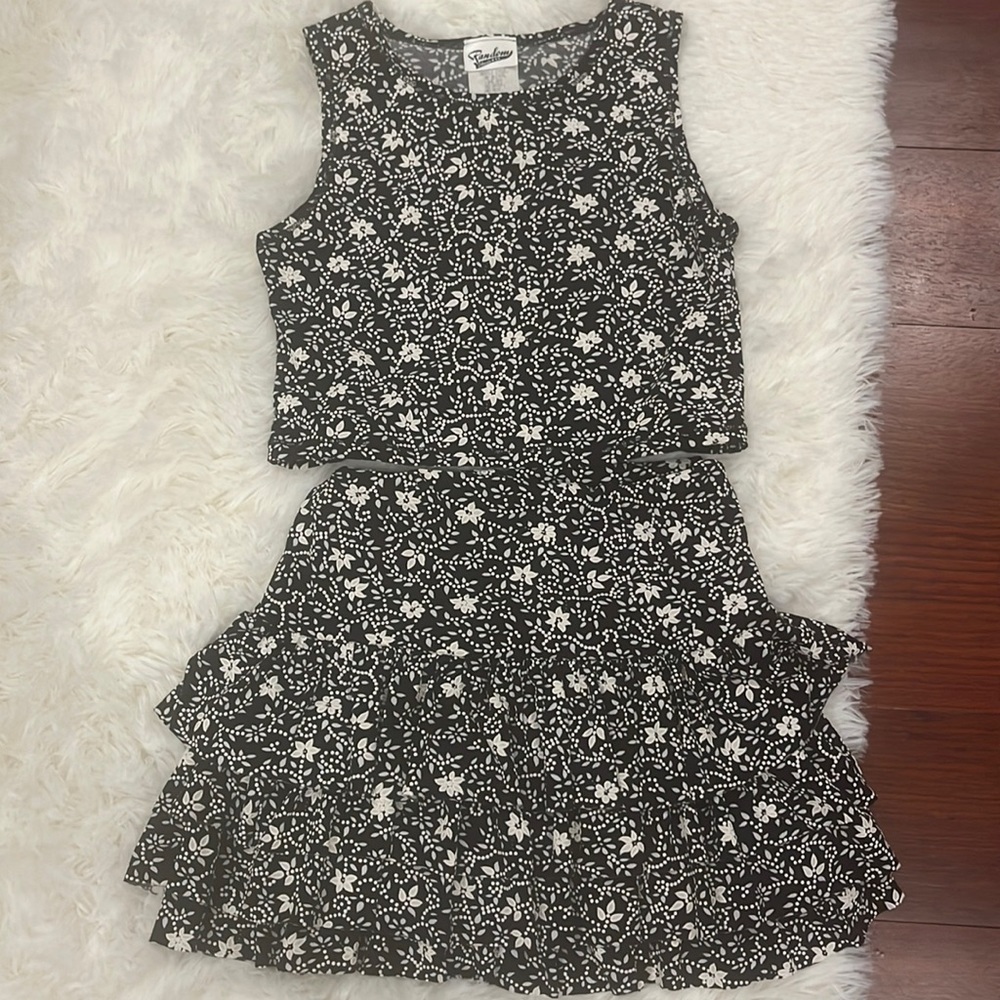Random Hearts black & ivory daisy set